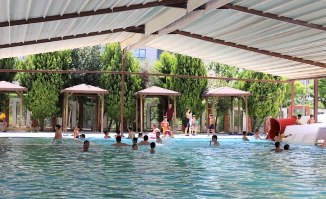 Vatandaşlar Karaköprü Belediyesi havuzlarında serinliyor