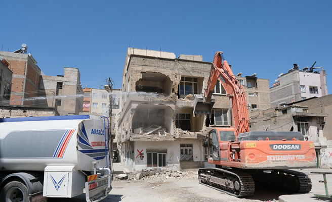 Birecik'te ağır hasarlı binaların yıkımına başlandı
