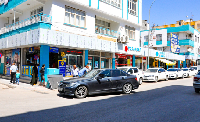 Akçakale’de cadde ve sokaklarda tek tip tabela uygulaması devam ediyor