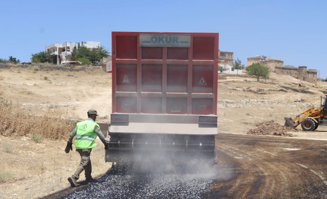 Karaköprü kırsalında yollar sathi kaplamayla yenileniyor