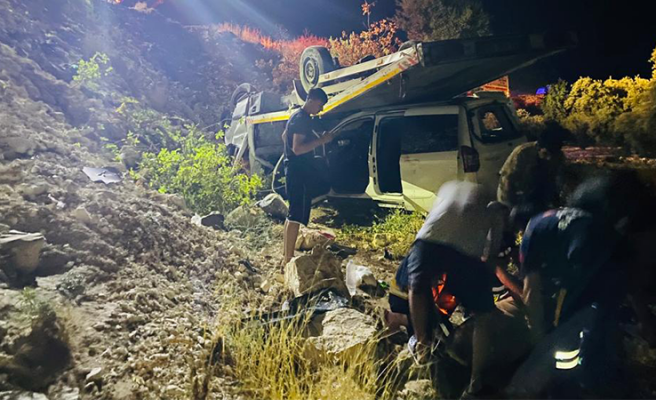 Urfa'da çekici taşıdığı araçla şarampole yuvarlandı