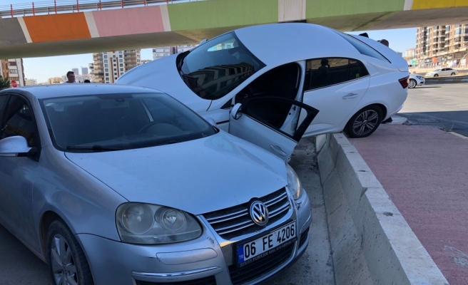 Urfa’da hızını alamayan otomobil park halindeki araçların üzerine uçtu
