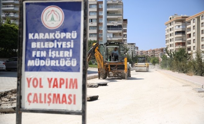 Akpiyar Mahallesinde yollar sıcak asfaltla yenileniyor
