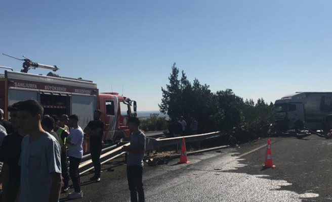 Urfa'da kaza geçiren demir yüklü TIR yolu trafiğe kapattı