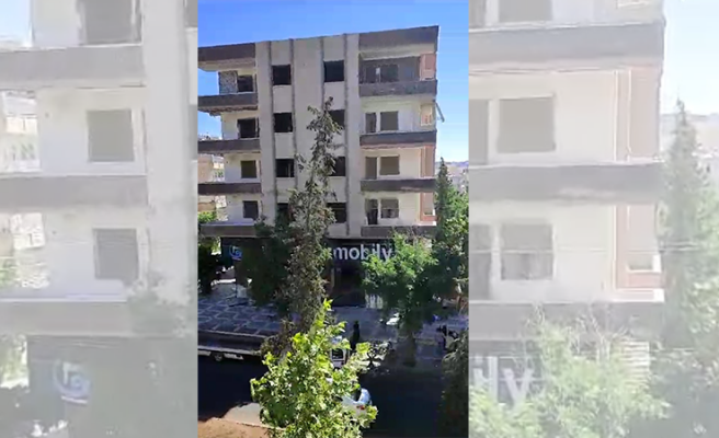 Hırsızların hasarlı binadan söktükleri korkuluk vatandaşın kafasına düştü