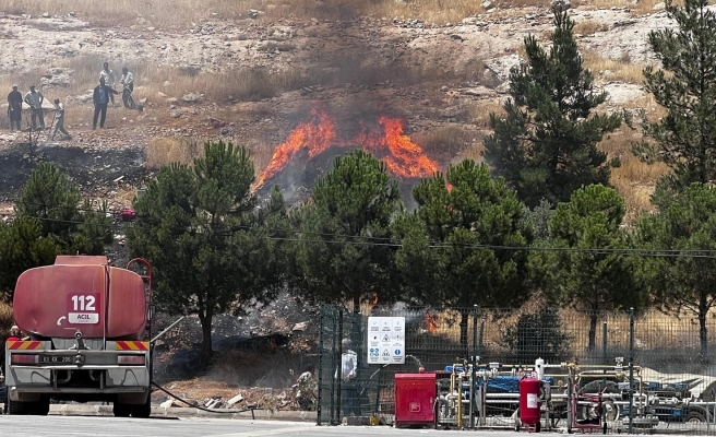Urfa'da petrol ofisi yakınında yangın çıktı