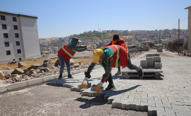 Karaköprü Belediyesi Batıkent’teki yollara kilitli parke döşüyor