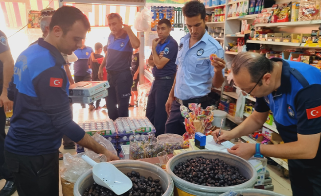 Urfa'da zabıta market ve dükkanlarda gıda denetimi yaptı