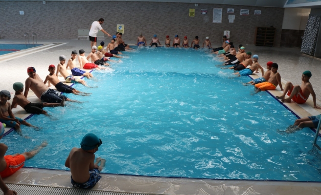 Yarı olimpik havuz gençlerin uğrak noktası oldu