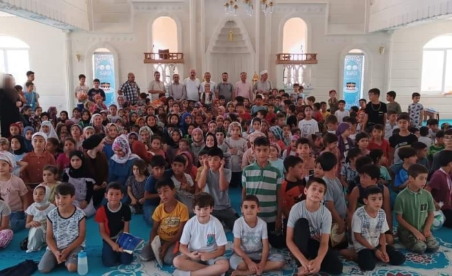 Urfa’da  Kur'an kursu öğrencileri hem eğleniyor hem de öğreniyor