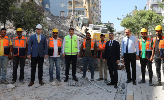 Vali Ayhan: Enkaz kaldırma ve yıkım işlemleri 2 ayda bitecek