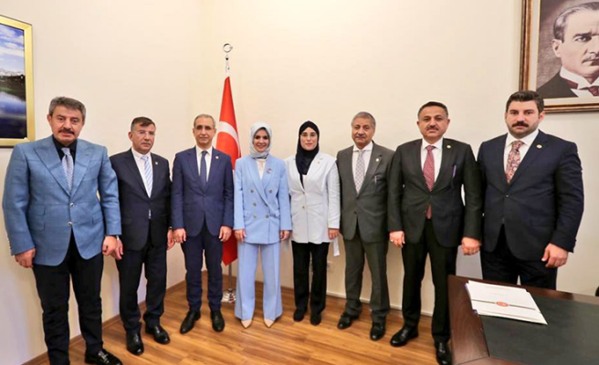 AK Parti Urfa vekilleri Bakan Göktaş'ı ziyaret etti