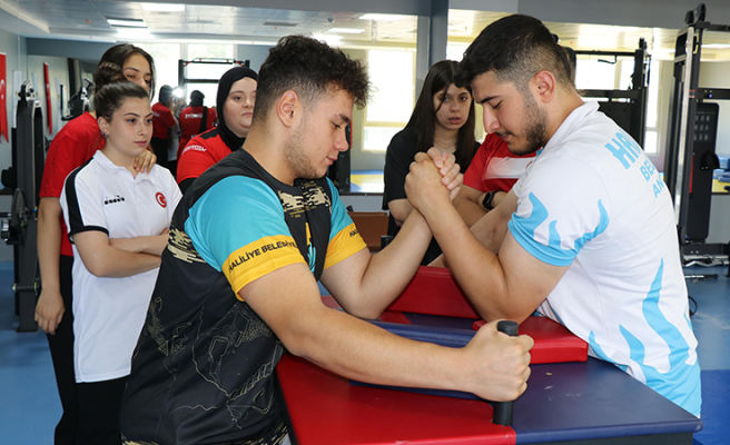 Haliliye’de bilek güreşi sporcuları yetişiyor