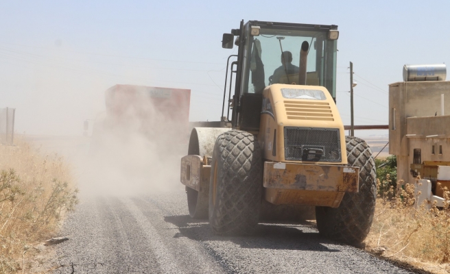 Karaköprü kırsalında yollar sathi kaplama ile yenileniyor