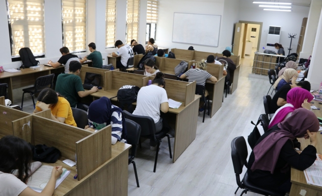 Karaköprü’de sınavlara okuma evlerinde hazırlanıyorlar