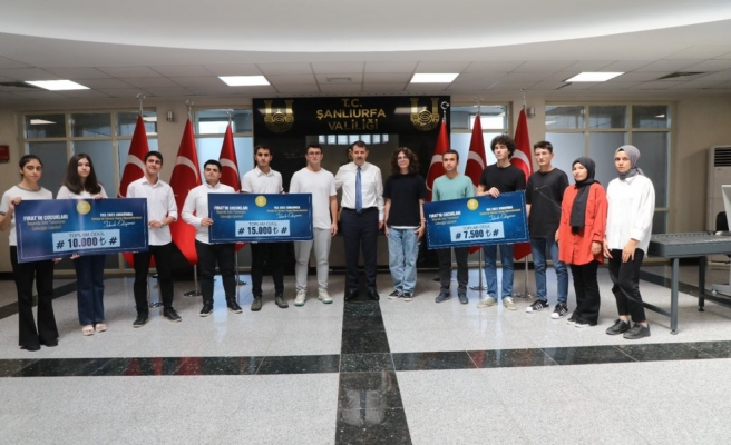 Vali Ayhan başarılı öğrencileri ödüllendirdi