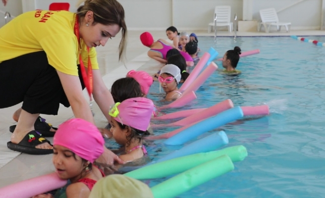 Viranşehir’de çocuklar yüzme öğreniyor