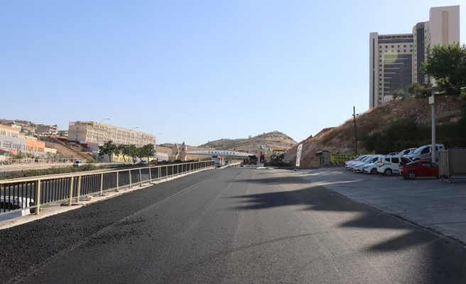 Bulvardaki yan yol sıcak asfaltla kaplandı