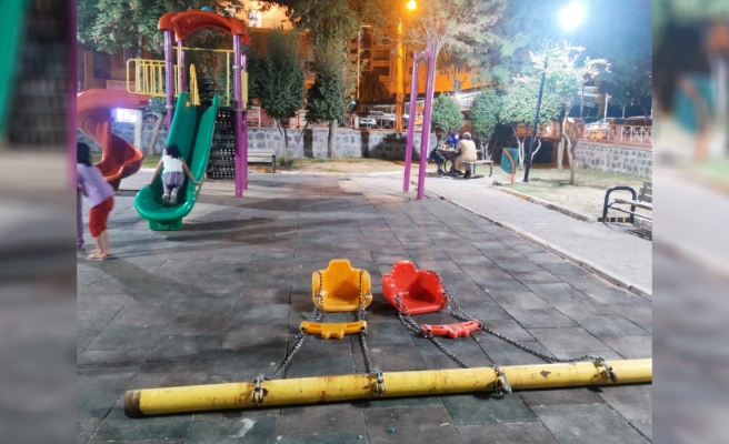 Parkta salıncak yere düştü! 1 çocuk yaralandı...