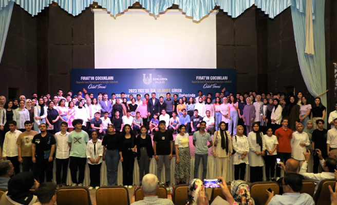 Şanlıurfa Valiliği YKS'de başarılı olan öğrencilere ödül verdi