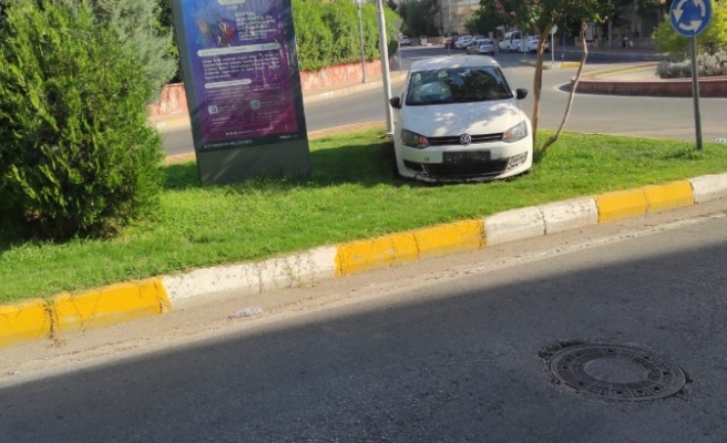 Haliliye’de kaza! Trafik levhasını devirip orta refüje çıkarak durabildi