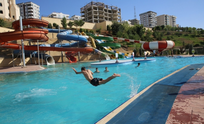 Karaköprü’de çocuklar havuzda serinliyor