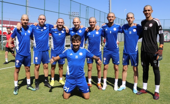 Deneyimli futbolcular gençlerin saçlarını sıfıra vurdu