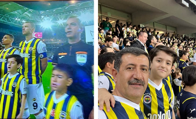 Yıldız futbolcu seremoniye Urfalı çocukla çıktı