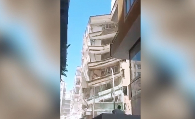 Urfa’da ıslık sesi ile ağır hasarlı binayı yıktı