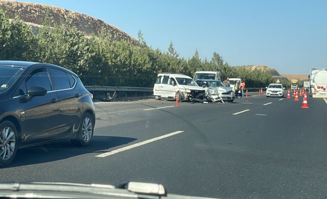 Urfa’da iki araç kafa kafaya çarpıştı