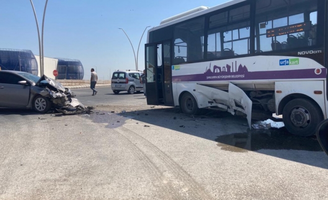 Urfa’da otomobil belediye otobüsüne çarptı! 2 yaralı
