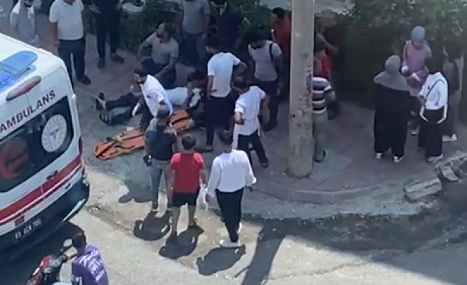 Sokak ortasında 'kazayla' kendi cinsel organına sıktı- EK