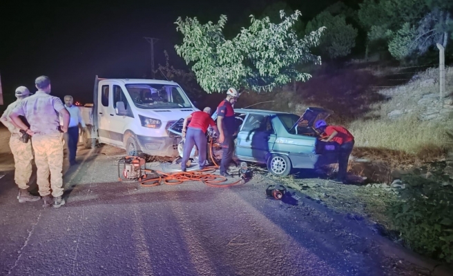 Urfa’da kazada araçta sıkışan sürücüyü itfaiye ekipleri kurtardı