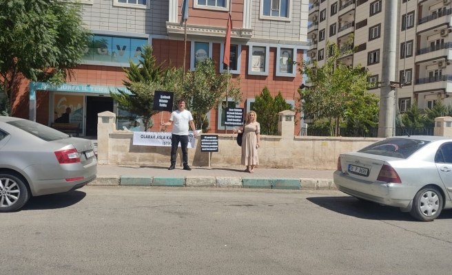 Urfa'da Bakan Yusuf Tekin’in toplantı yaptı bina önünde “şaibeli müdür” protestosu