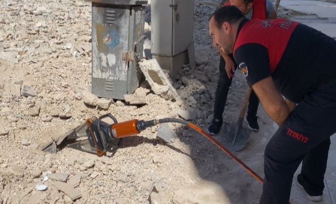 Haliliye'de yıkılan binanın enkazında kalan kediyi itfaiye kurtardı