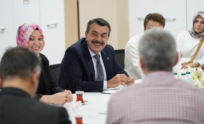 Milli Eğitim Bakanı beyaz önlük tartışmalarına noktayı koydu