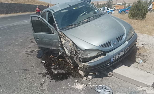 Karaköprü’de otomobil kamyonete arkadan çarptı! 2 yaralı