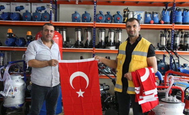 Haliliye’de esnaf ve vatandaşa Türk bayrağı dağıtıldı