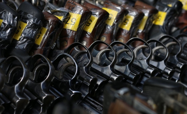 Urfa’da durdurulan araçta 16 ruhsatsız tabanca çıktı!