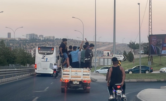 Tehlikeye aldırış etmediler: Urfa’da kamyonet kasasında asker uğurlaması