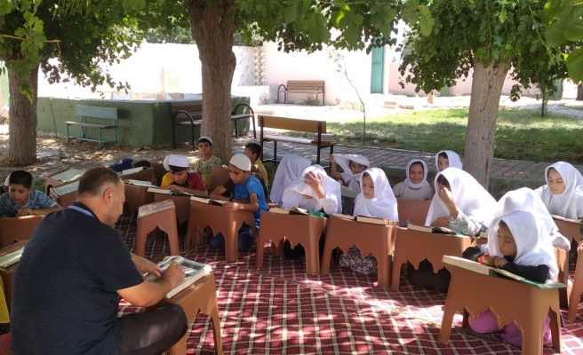 Din görevlisi Yıldız sınırın sıfır noktasında çocuklara umut aşılıyor