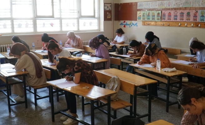 Haliliye'de üniversite sınavına hazırlanan gençlere ücretsiz deneme sınavı