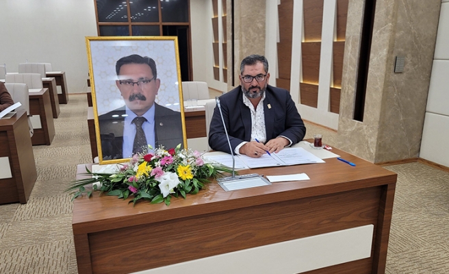 Şanlıurfa'da hayatını kaybeden meclis üyesinin yerine çiçek bıraktılar