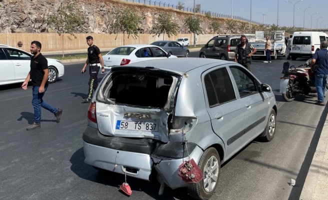 Karaköprü'de trafik kazası:  Başkan Beyazgül yaralıların yardımına koştu