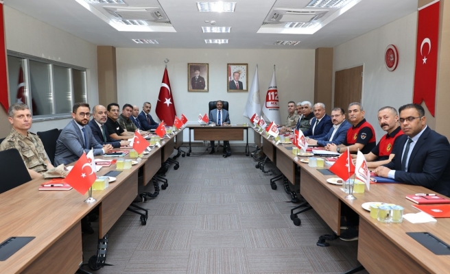 Şanlıurfa Valisi 112 Acil Çağrı Merkezi çalışanlarını ziyaret etti