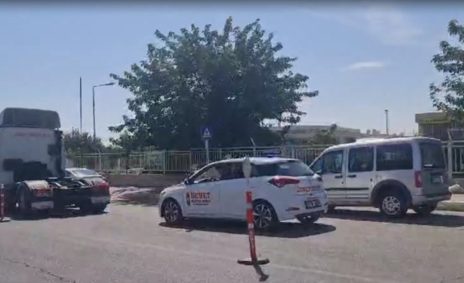 Ehliyet sınavları kentin en yoğun trafiğini yaşayan caddede yapılıyor