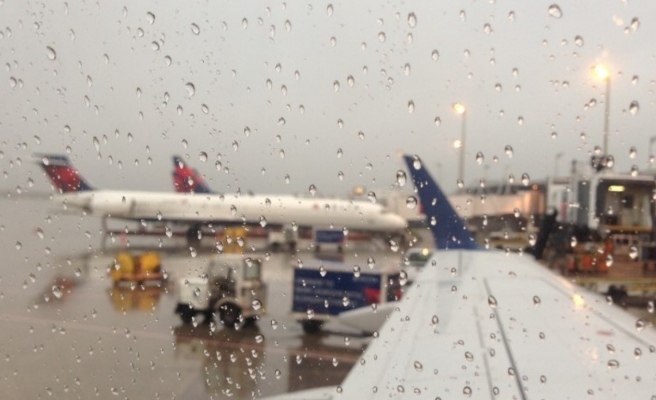 Yağışlar hava ulaşımını etkiledi