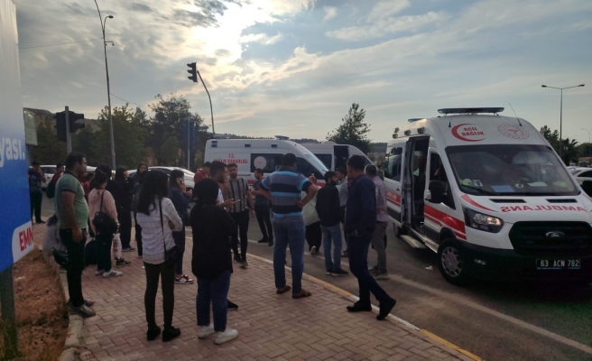 Karaköprü'de midibüs okul servisine çarptı