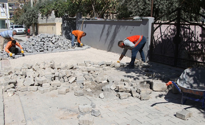 Haliliye'de deforme olan kilitli beton parke taşları onarılıyor