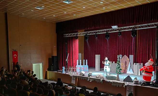 Karaköprü'de çocuklar tiyatro gösterisiyle doyasıya eğlendi